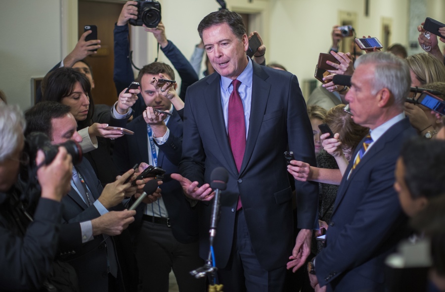 ¿Qué sigue en el proceso penal impulsado por Trump contra el exdirector del FBI? James Comey (c) hablando con periodistas