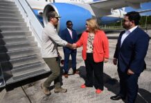 Jenniffer González (c), y el primer caballero, José Yovín Vargas (d), saludando al secretario de Guerra de Estados Unidos, Pete Hegseth,