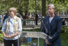 La presidenta del Monumento Nacional y Museo al 11S, Elizabeth Hillman (d), habla junto a Désirée Bouchat
