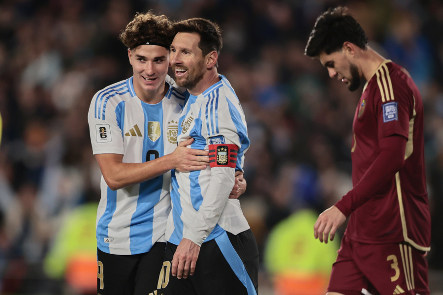 Lionel Messi (c) y Julian Alvarez (i) de Argentina celebran un gol
