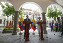 Marco Rubio (i), junto a la canciller de Ecuador, Gabriela Sommerfeld,