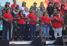 Venezuela condecora a cinco mujeres milicianas tras "la burla" de Trump en su contra
