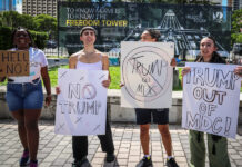 Miami vota de nuevo este martes para alojar o no la biblioteca de Trump, tras una demanda Activistas protestan contra la biblioteca de Trump en Miami por considerla "un insulto"