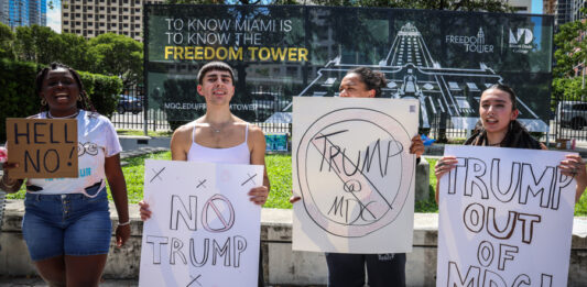 Activistas protestan contra la biblioteca de Trump en Miami por considerla "un insulto"