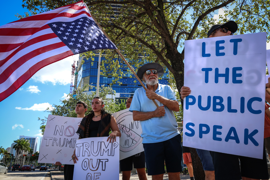 Activistas protestan contra la biblioteca de Trump en Miami por considerla