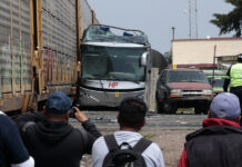Tren arrolla autobús y deja ocho muertos en el central Estado de México