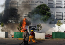 Atacan Palacio de Justicia en México por los 43 estudiantes desaparecidos de Ayotzinapa