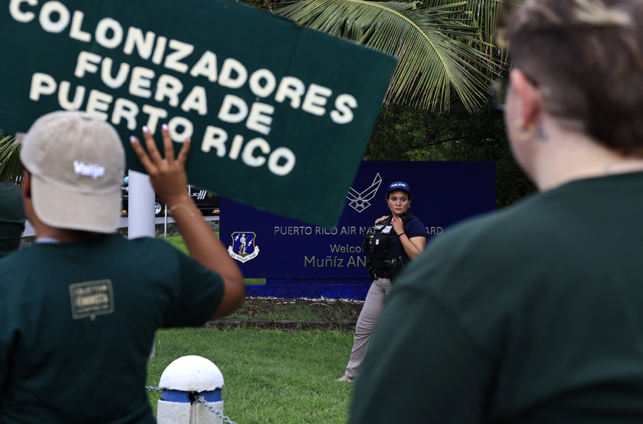 Cientos de puertorrique&ntilde;os protestan contra las maniobras militares de EEUU en la isla