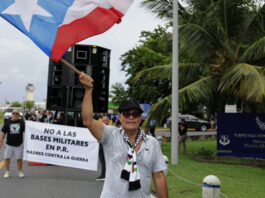 Cientos de puertorriqueños protestan contra las maniobras militares de EEUU en la isla