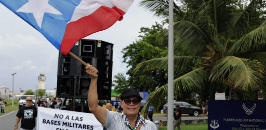 Cientos de puertorriqueños protestan contra las maniobras militares de EEUU en la isla