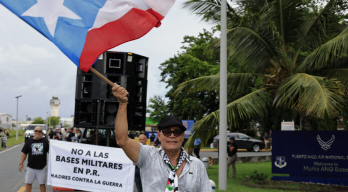 Cientos de puertorriqueños protestan contra las maniobras militares de EEUU en la isla