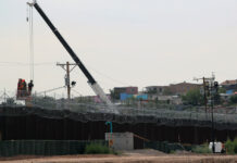 Trabajadores estadounidenses instalan una valla metálica este sábado, en la frontera de Ciudad Juárez