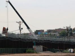 Trabajadores estadounidenses instalan una valla metálica este sábado, en la frontera de Ciudad Juárez