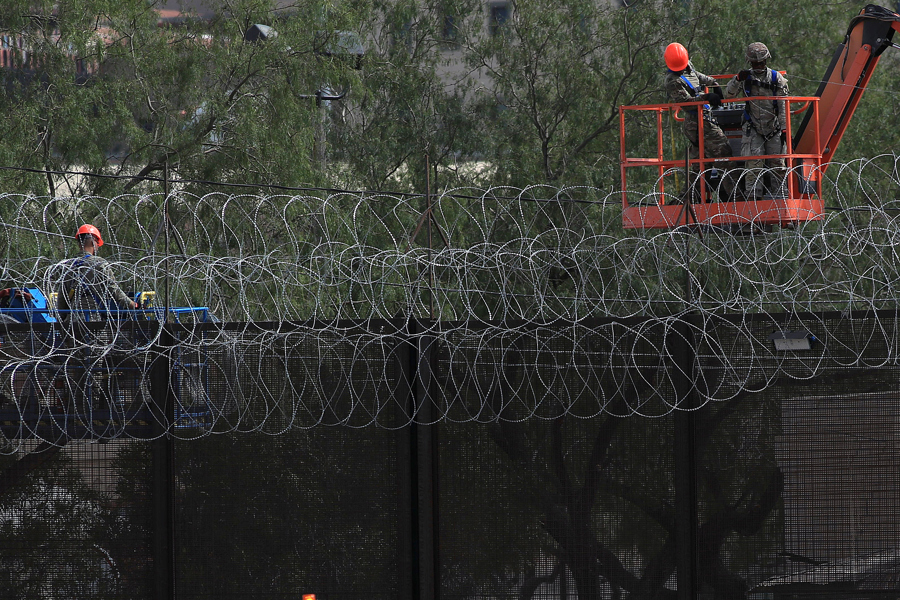  Trabajadores estadounidenses instalan una valla met&aacute;lica este s&aacute;bado, en la frontera de Ciudad Ju&aacute;rez