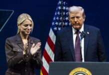 Trump sale a cenar y a jugar billar para promover la toma federal de Washington Trump