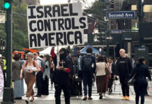 Una persona sostiene un cartel este martes, en Nueva York