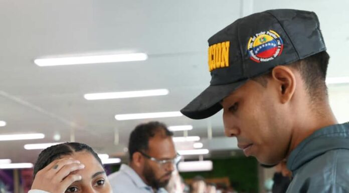 agente de migración recibiendo a una venezolana