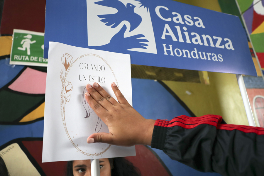 cartel durante los actos de conmemoraci&oacute;n de la organizaci&oacute;n Casa Alianza