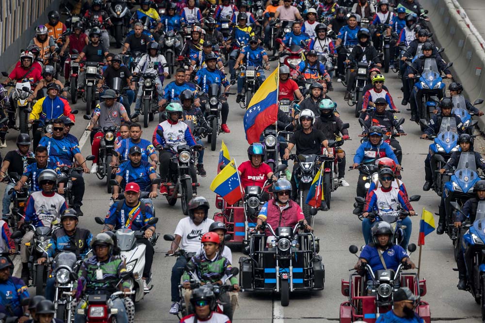 Miles de motoristas recorren Caracas en respaldo a Maduro y contra las "amenazas" de EEUU