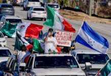 personas participando en una manifestación contra la política de inmigración y deportación del gobierno de Doland Trump