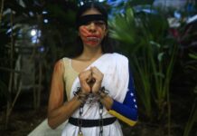 Una mujer participa en una representación artística durante el conversatorio 'Venezuela Memoria y Justicia' este martes, en ciudad de Panamá, Panamá. La líder opositora venezolana María Corina Machado afirmó, en una intervención virtual durante un foro sobre Venezuela en Panamá, que "cada día que pasa se cierra el cerco" internacional contra el "cártel narcoterrorista que todavía sigue en Miraflores".