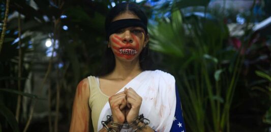 Una mujer participa en una representación artística durante el conversatorio 'Venezuela Memoria y Justicia' este martes, en ciudad de Panamá, Panamá. La líder opositora venezolana María Corina Machado afirmó, en una intervención virtual durante un foro sobre Venezuela en Panamá, que "cada día que pasa se cierra el cerco" internacional contra el "cártel narcoterrorista que todavía sigue en Miraflores".