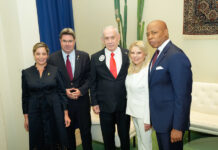 Eric Adams (i), saludando al primer ministro israelí, Benjamin Netanyahu,
