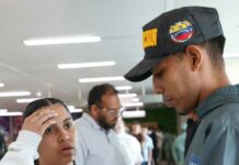 agente de migración recibiendo a una venezolana