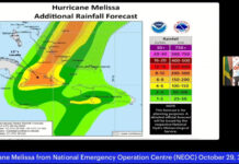 El huracán Melissa decrece a categoría 1 mientras se acerca a Las Bahamas Andrew Holness, que muestra el pronóstico de lluvias en el área de Jamaica, Cuba, Haití y República Dominicana