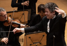 Dudamel y LA Phil, el adiós a una era de 17 años que transformó la música clásica El compositor y director de orquesta venezolano, Gustavo Dudamel,