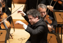 El compositor y director de orquesta venezolano, Gustavo Dudamel,