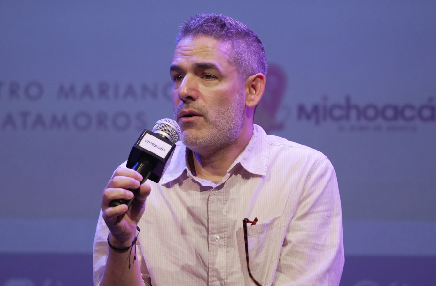 Olmo indaga con mirada adolescente la enfermedad y la migración en Festival de Morelia El director Fernando Eimbcke habla durante una rueda de prensa este sábado, en el Festival Internacional de Cine de Morelia