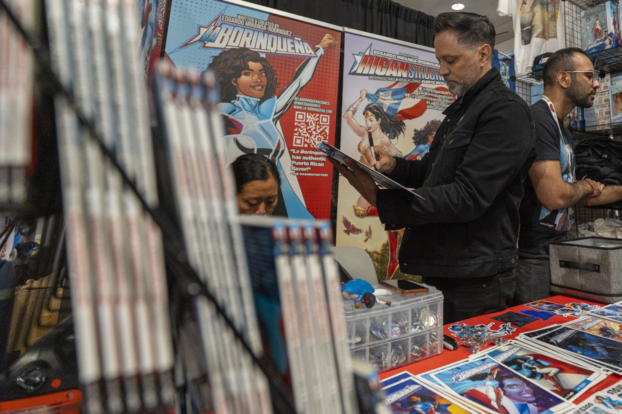 El novelista gráfico Edgardo Miranda (i), creador de 'La Borinqueña', comic de Puerto Rico, asiste al Comic Con 2025 este jueves, en Nueva York