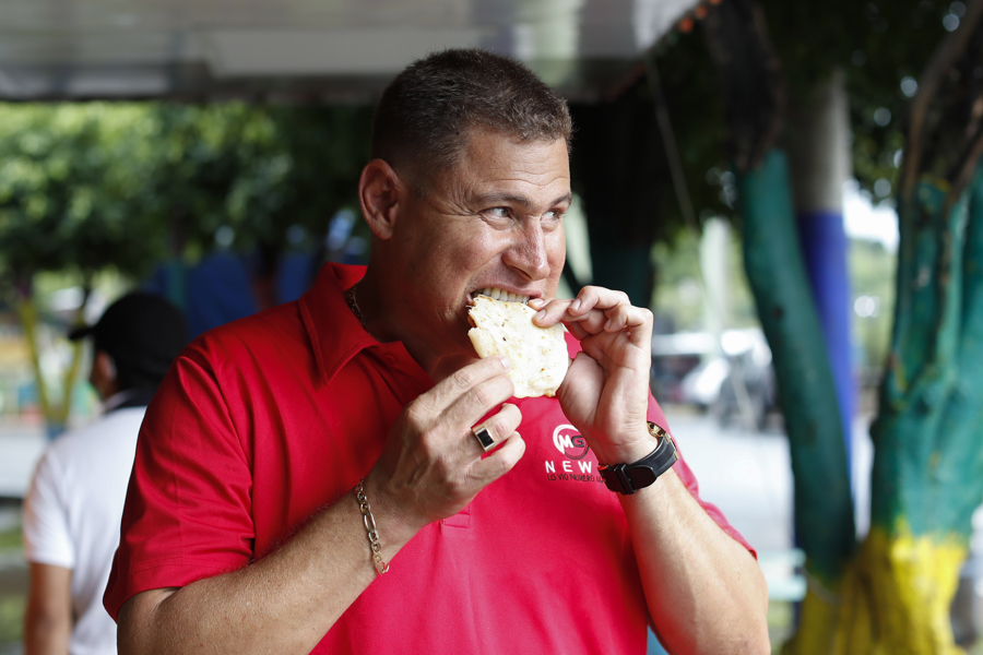 El periodista Mario Guevara come una 'pupusa', un plato típico salvadoreño este viernes, en Olocuilta