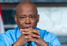 Fin de campaña, cuentas pendientes: Eric Adams se retira de la contienda y deja una ciudad en deuda con sus latinos Eric Adams
