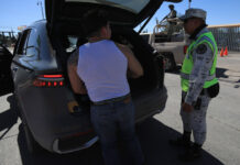 Guardia Nacional (GN) revisando un vehículo en busca de armas