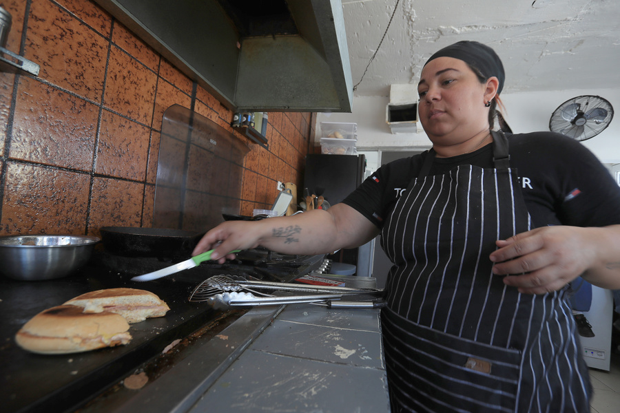 Ciudad Juárez se convierte en destino para migrantes que buscan estabilidad en México La migrante de Venezuela Génesis Medina prepara alimentos