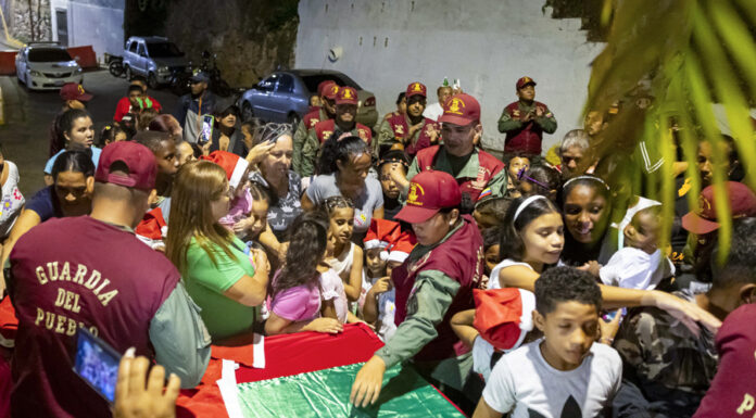 Venezuela enciende una anticipada Navidad y augura "paz" en medio de la tensión con EE.UU.