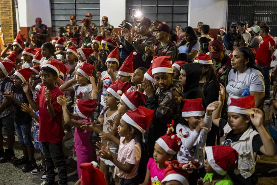 Venezuela enciende una anticipada Navidad y augura "paz" en medio de la tensión con EE.UU.