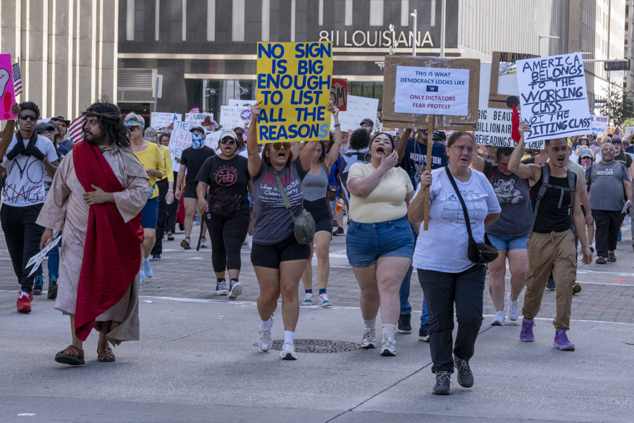 Miles de personas en todo EE.UU. protestan contra Trump: "No queremos Reyes"