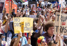 Miles de personas en todo EE.UU. protestan contra Trump: "No queremos Reyes"