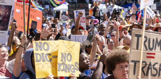 Miles de personas en todo EE.UU. protestan contra Trump: "No queremos Reyes"
