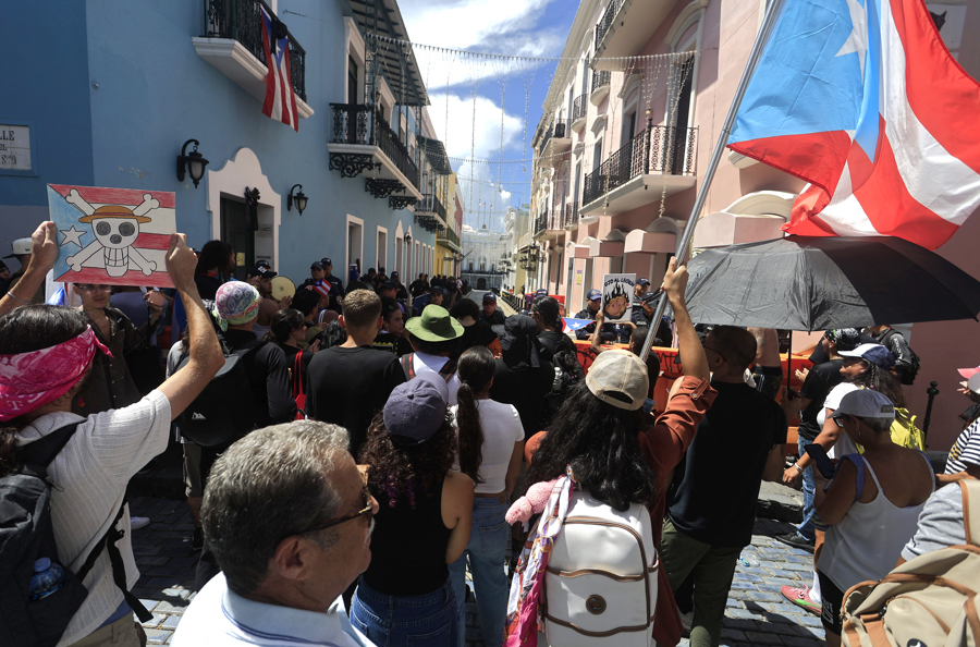 Detienen a activista y surgen incidentes en protesta contra el Gobierno en Puerto Rico