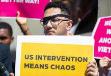 Jóvenes venezolanos protestan ante Embajada de EE.UU. en contra de una intervención militar Jóvenes venezolanos protestan ante Embajada de EEUU en contra de una intervención militar