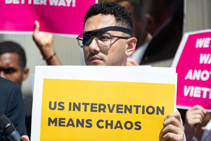 Jóvenes venezolanos protestan ante Embajada de EEUU en contra de una intervención militar Jóvenes venezolanos protestan ante Embajada de EEUU en contra de una intervención militar