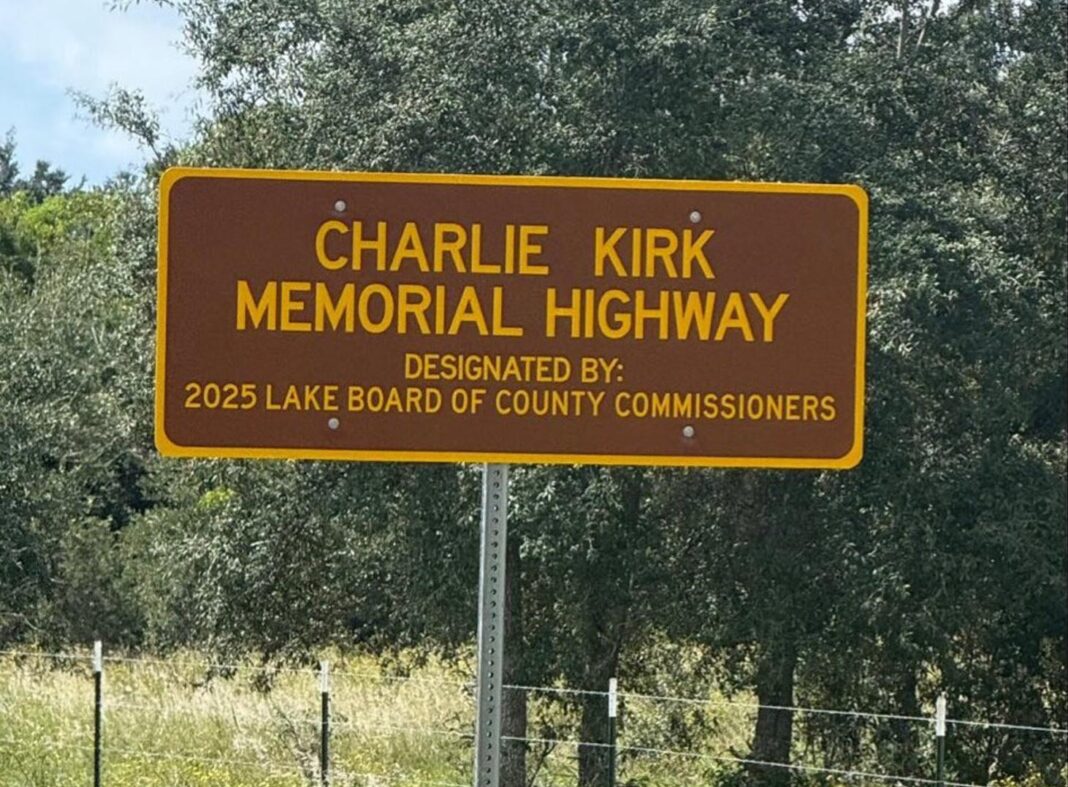 a placa de la calle 'Charlie Kirk Memorial Highway',