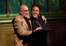 cineastas mexicanos Guillermo Arriaga (i) y Alejandro González Iñárritu