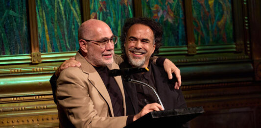 cineastas mexicanos Guillermo Arriaga (i) y Alejandro González Iñárritu