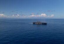 el buque USS Iwo Jima (LHD 7) navegando en el Mar Caribe durante un ejercicio con fuego real.