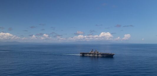 el buque USS Iwo Jima (LHD 7) navegando en el Mar Caribe durante un ejercicio con fuego real.